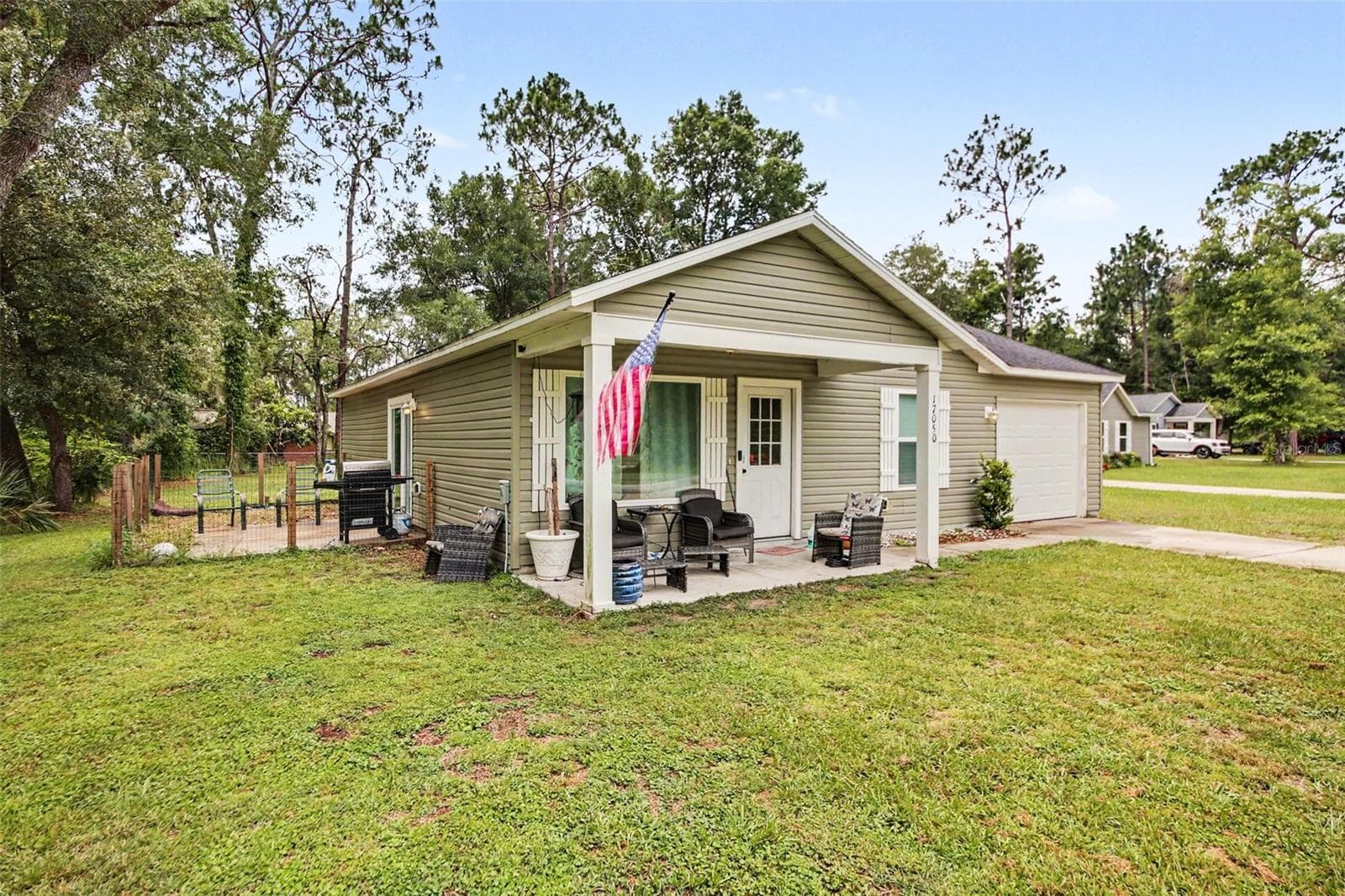 Large open backyard, pet-friendly side porch for outdoor grilling, & covered front porch for lemonade in summertime. - 17050 SE 60TH ST, OCKLAWAHA