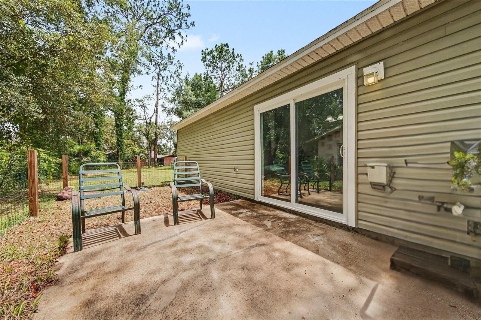 Space to enjoy the sunshine, doggie bath station, and herb garden :) - 17050 SE 60TH ST, OCKLAWAHA
