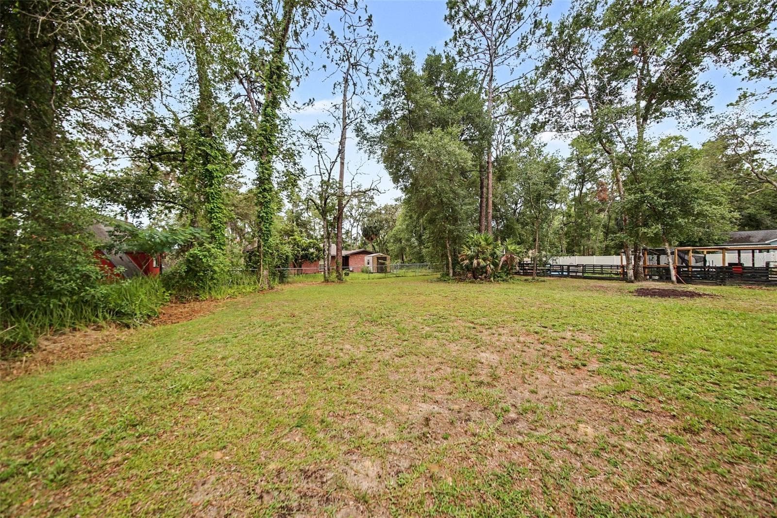 Spacious yard for your garden designs! NO HOA :) - 17050 SE 60TH ST, OCKLAWAHA