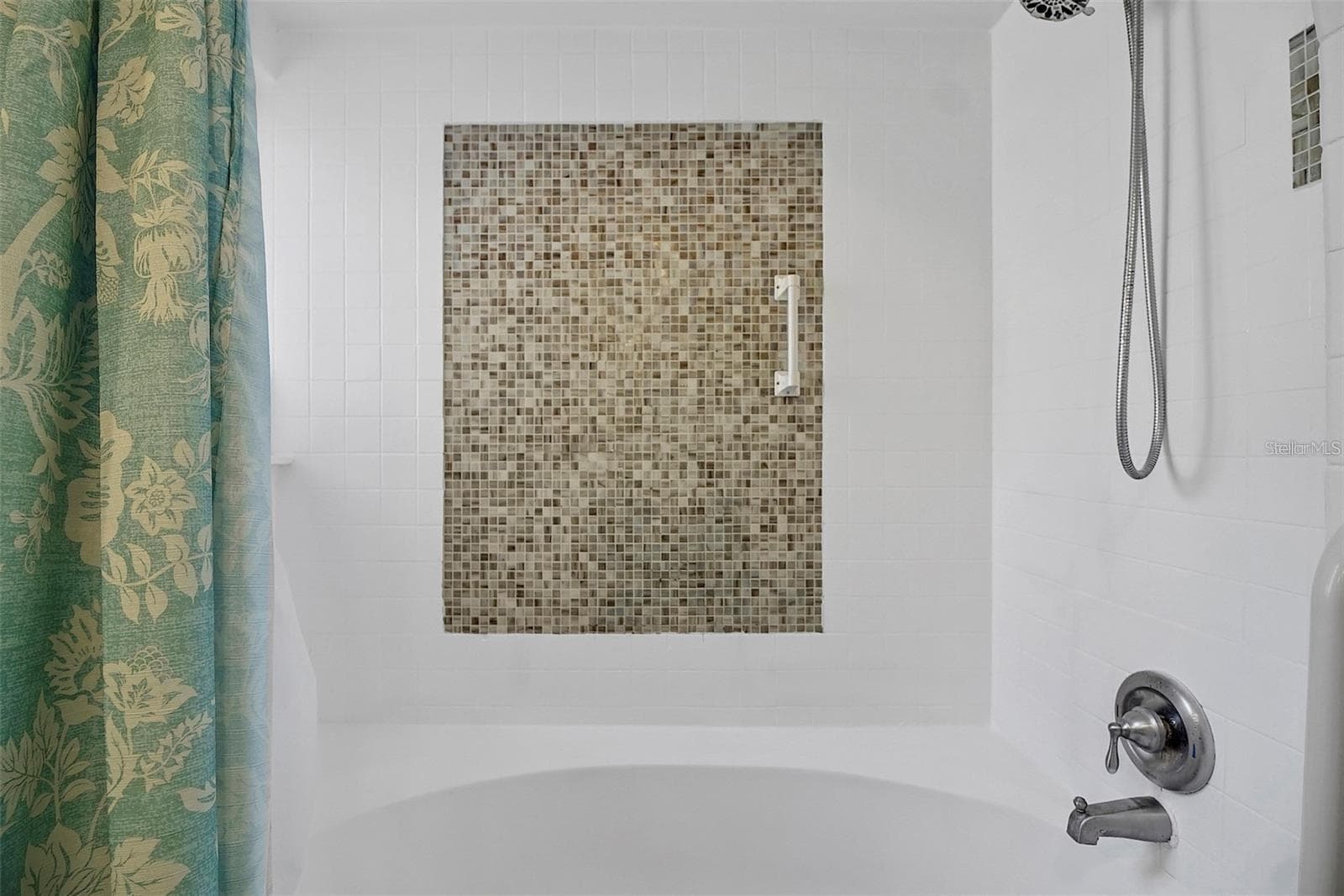 Bathroom Garden Tub and Shower - 956 5TH ST #9A, CLERMONT