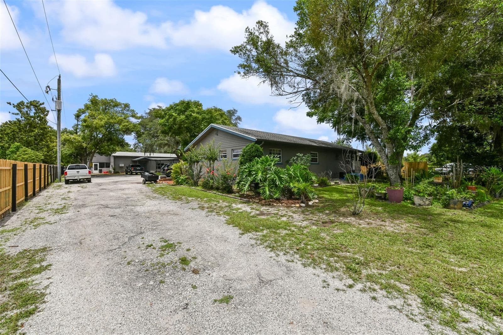 Driveway facing in towards the property away from the road - 2036 LAKE VIEW AVE, CHULUOTA
