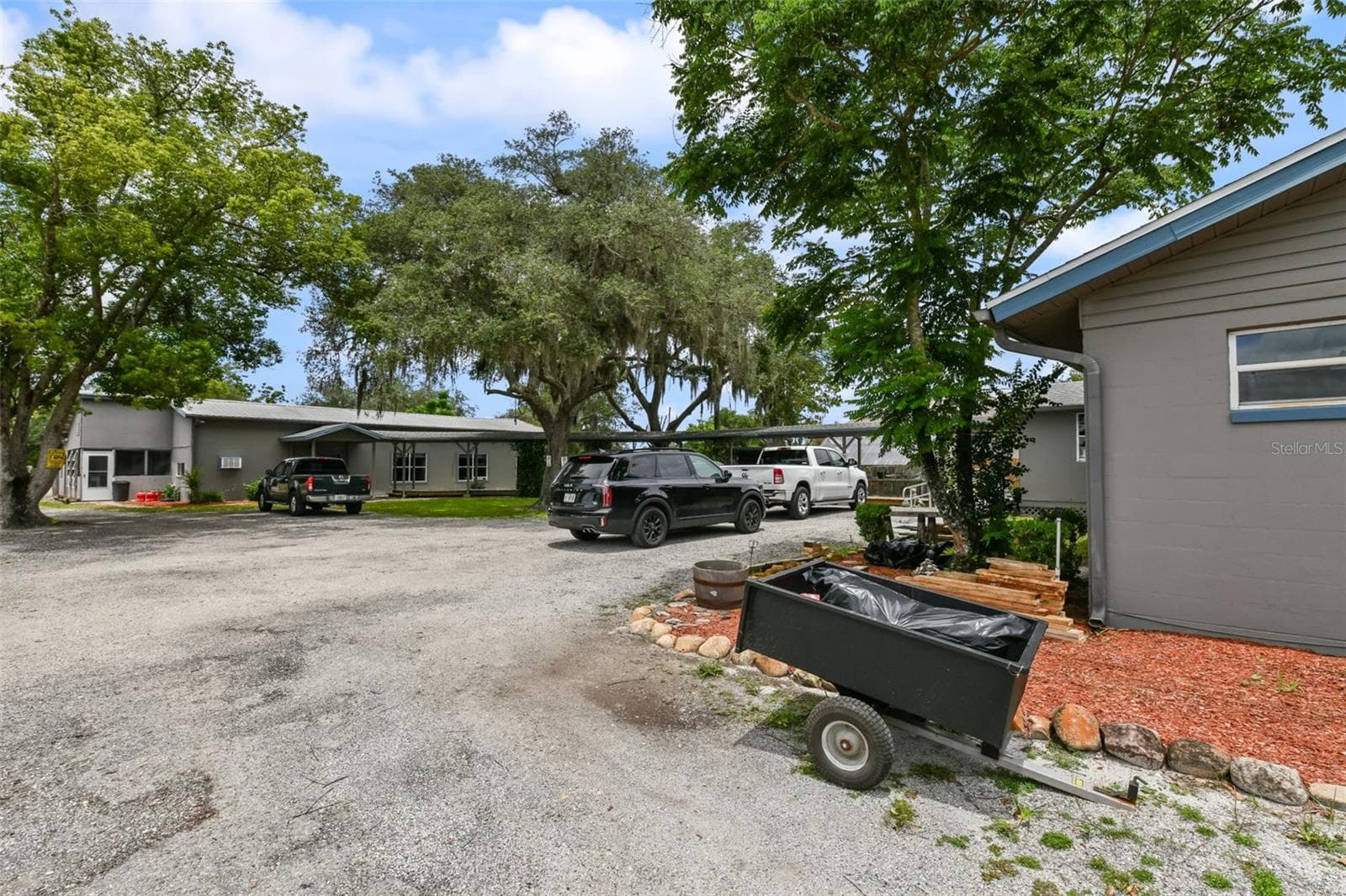 Plenty of Parking! - 2036 LAKE VIEW AVE, CHULUOTA