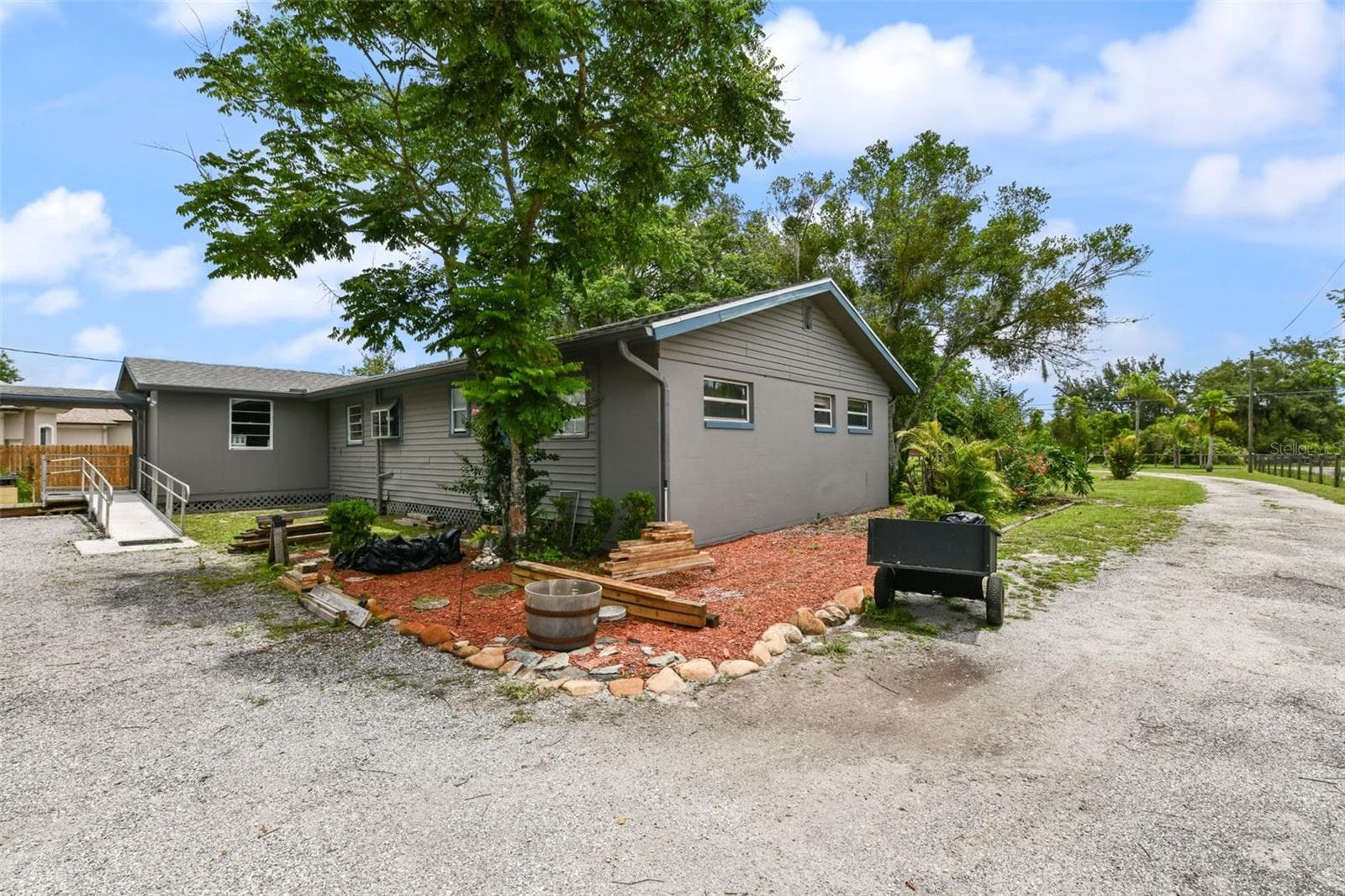 Main House Exterior - 2036 LAKE VIEW AVE, CHULUOTA