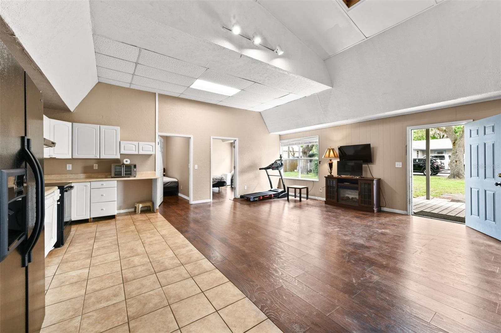 Dwelling Unit #2 with a Full Kitchen, huge open floor plan, high ceilings and has 2 bedrooms and 1 bathroom - 2036 LAKE VIEW AVE, CHULUOTA