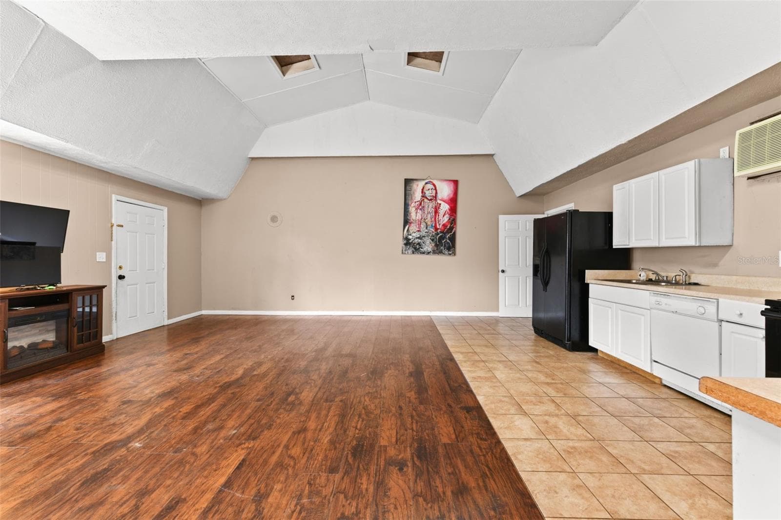 Dwelling Unit #2 with a Full Kitchen, huge open floor plan, high ceilings and has 2 bedrooms and 1 bathroom - 2036 LAKE VIEW AVE, CHULUOTA