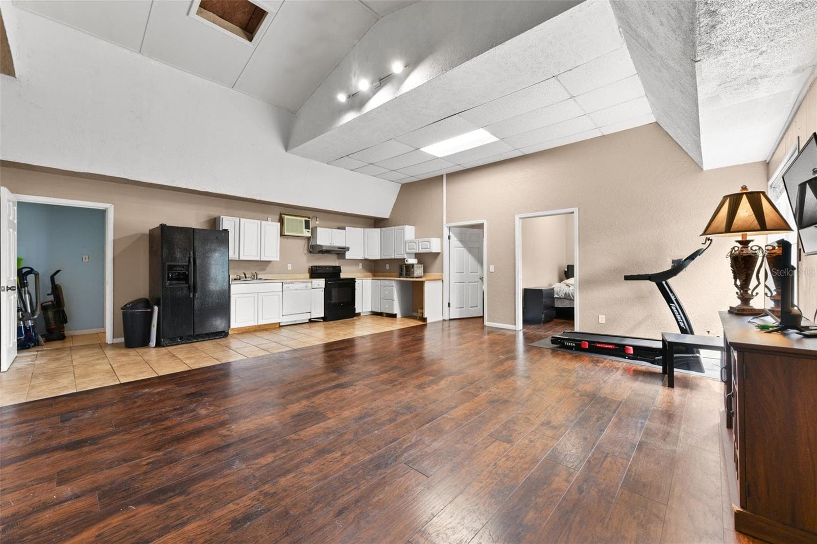 Dwelling Unit #2 with a Full Kitchen, huge open floor plan, high ceilings and has 2 bedrooms and 1 bathroom - 2036 LAKE VIEW AVE, CHULUOTA