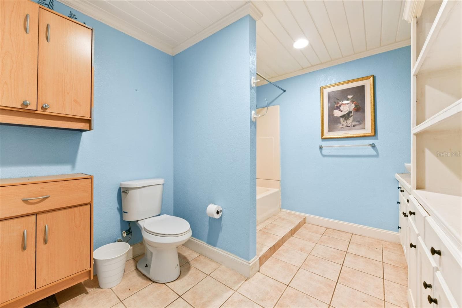 Dwelling Unit #2 Bathroom - 2036 LAKE VIEW AVE, CHULUOTA