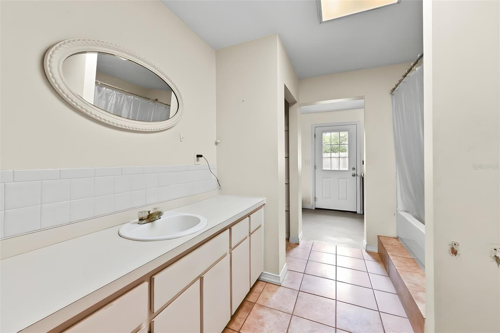 Dwelling Unit #3 Bathroom - 2036 LAKE VIEW AVE, CHULUOTA