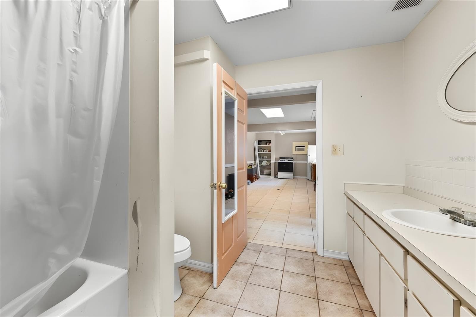Dwelling Unit #3 Bedroom - 2036 LAKE VIEW AVE, CHULUOTA