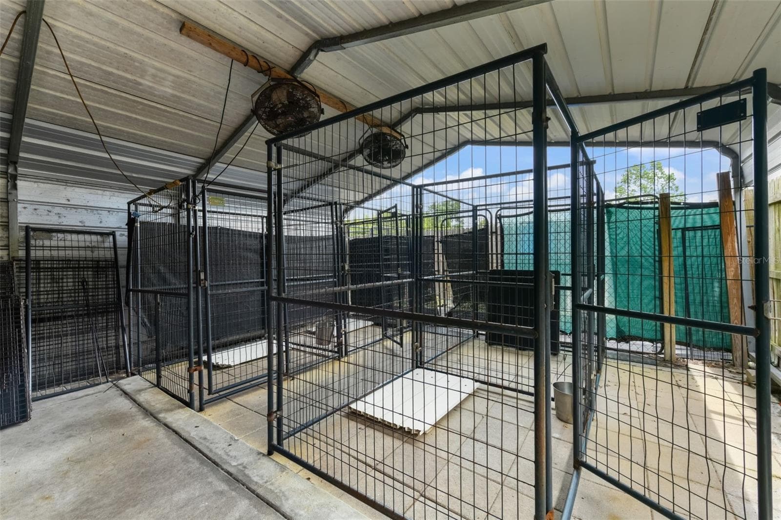 The kennels can stay or go! You must request them specifically if you want them though - 2036 LAKE VIEW AVE, CHULUOTA