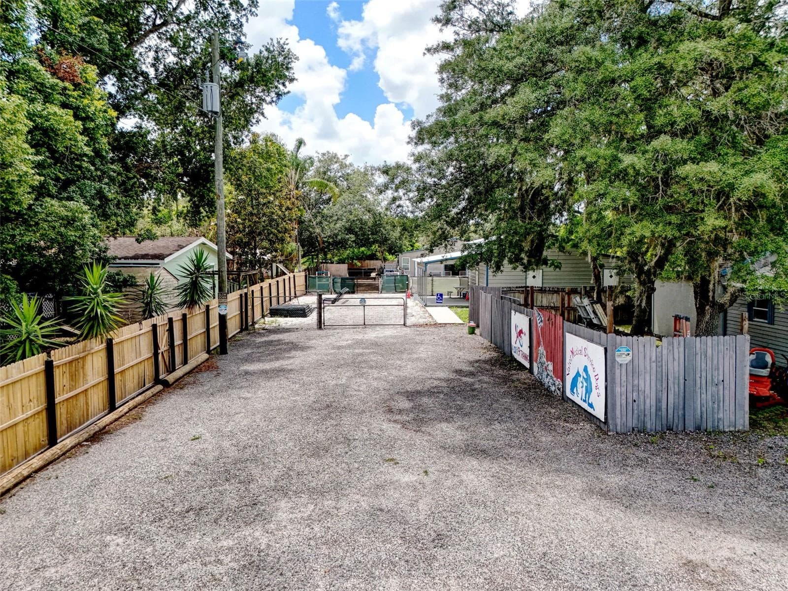 Tons of space to maneuver on the lot! - 2036 LAKE VIEW AVE, CHULUOTA