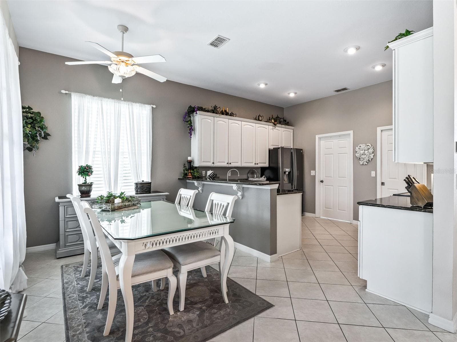 Kitchen w/Generous Breakfast Bar - 12421 SE 174TH LOOP, SUMMERFIELD