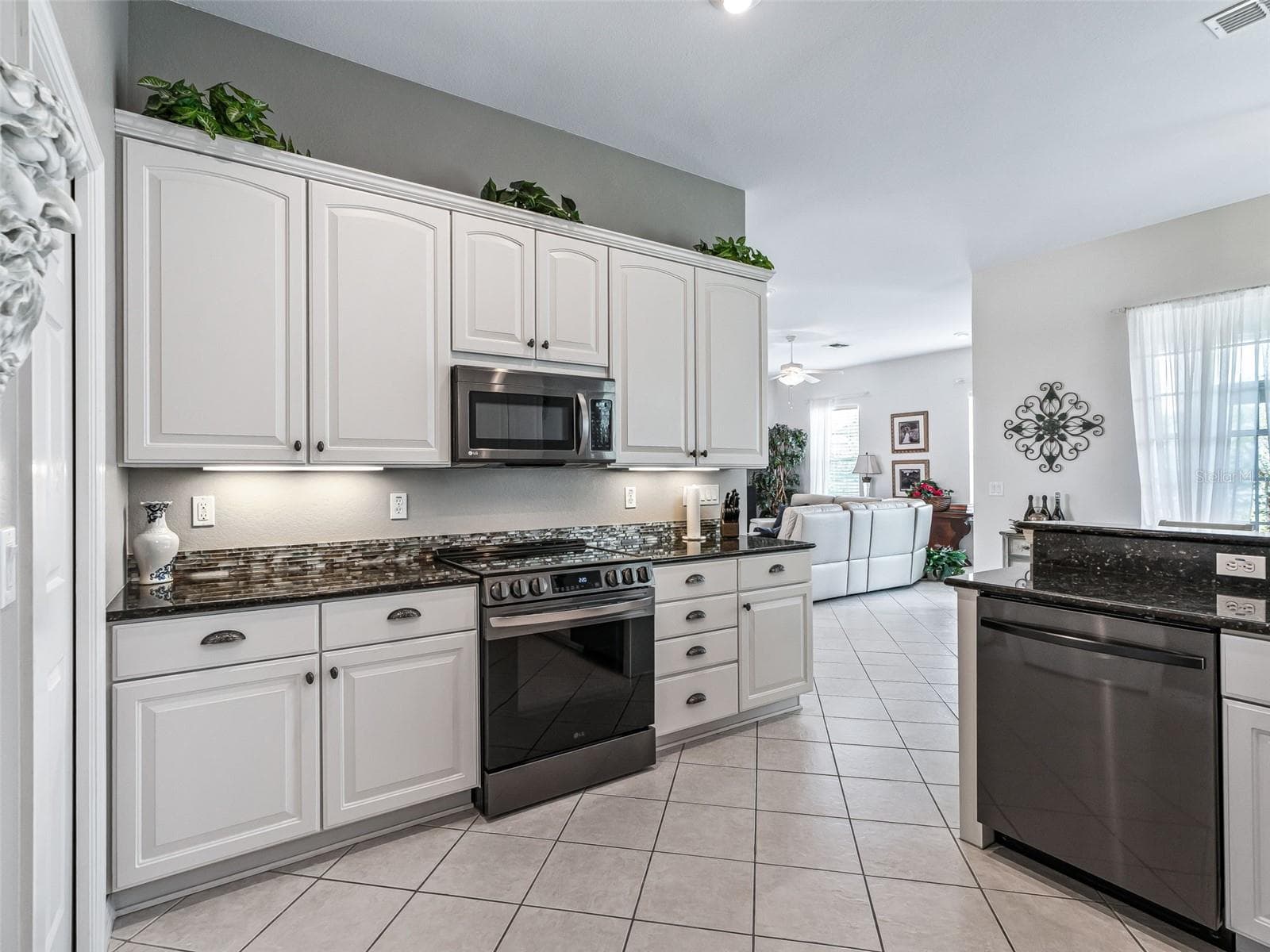 Sleek Black Stainless Appliances & Plenty of Cabinet Space - 12421 SE 174TH LOOP, SUMMERFIELD