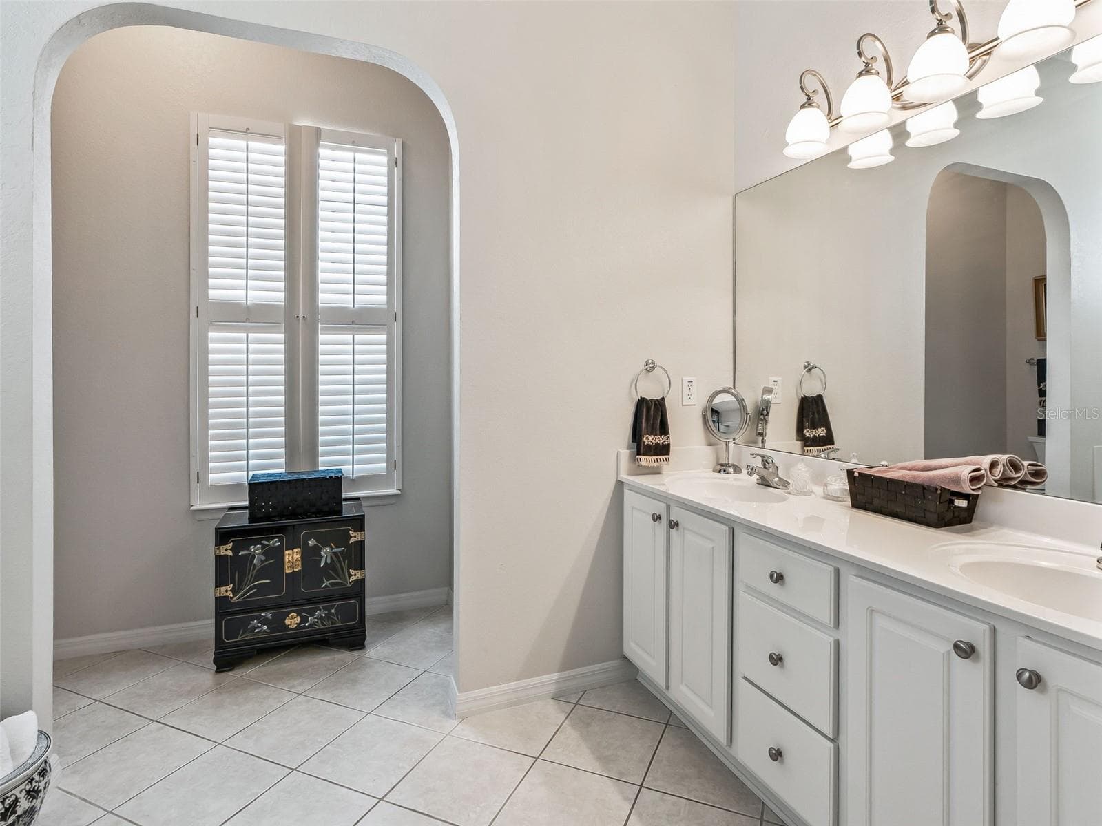 En Suite w/2 Sink Vanity - 12421 SE 174TH LOOP, SUMMERFIELD