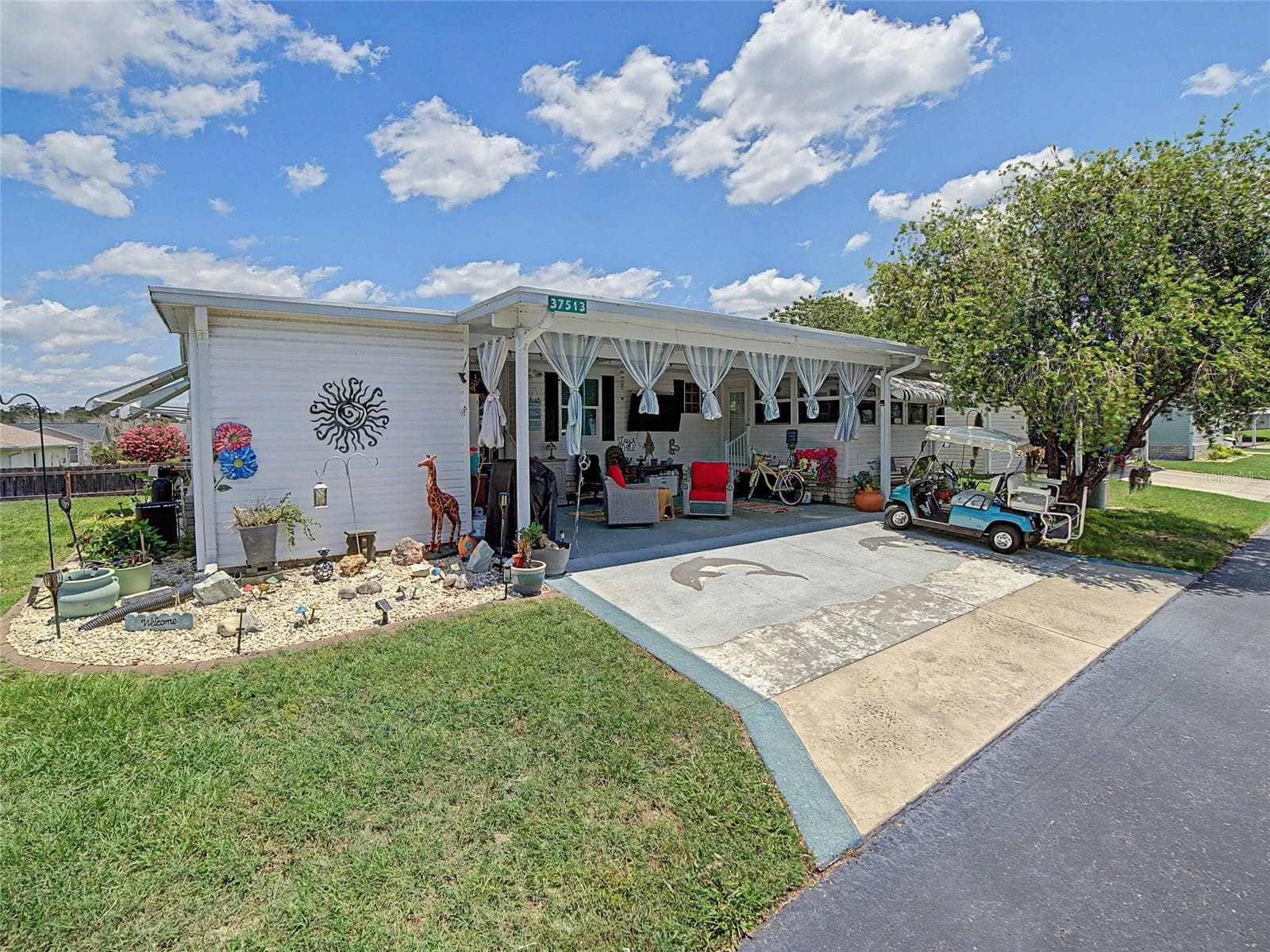 Manufactured Home at 37513 CAMPO AVE, ZEPHYRHILLS, photo 3 of 43
