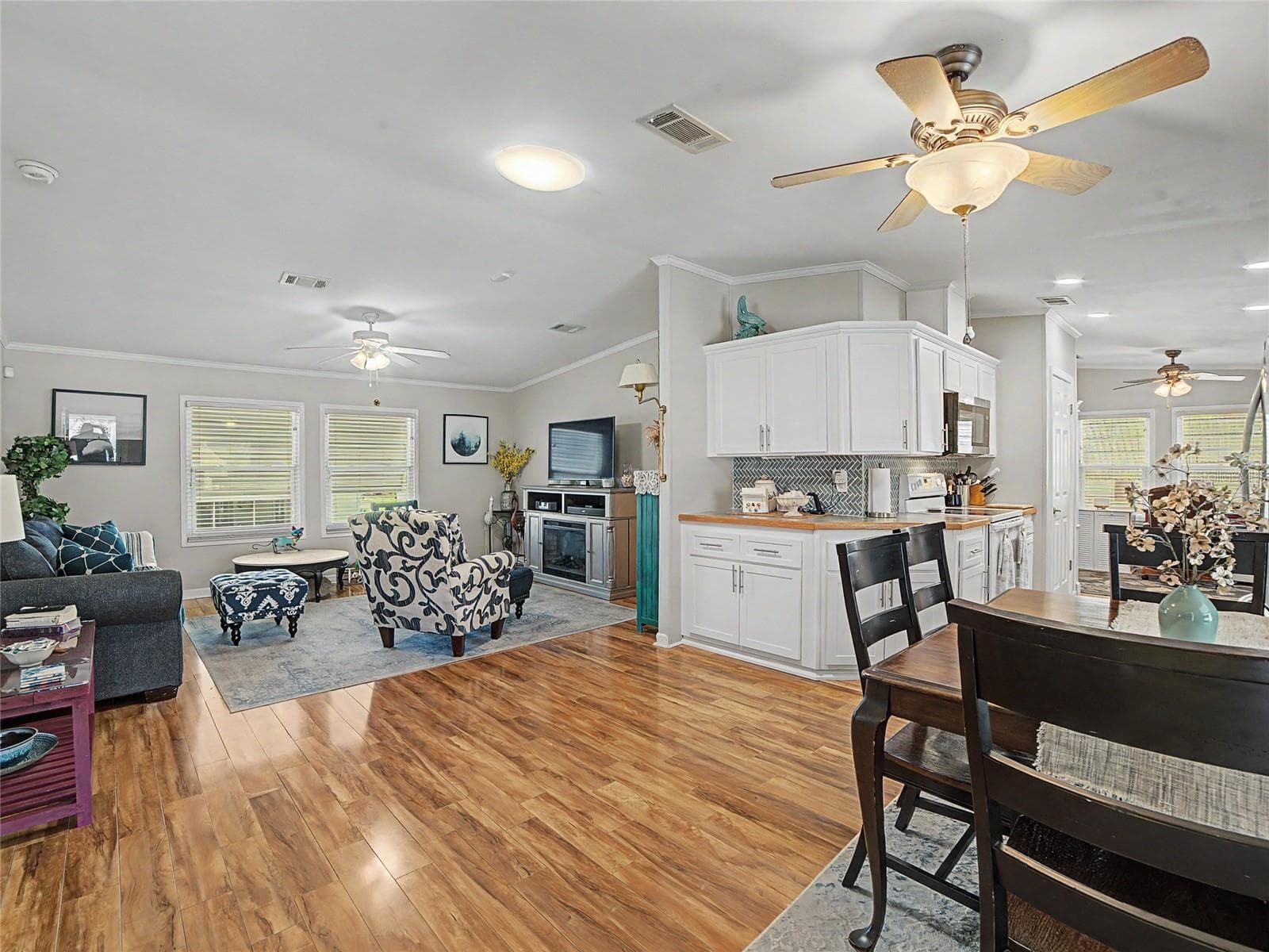 Manufactured Home at 37513 CAMPO AVE, ZEPHYRHILLS, photo 13 of 43