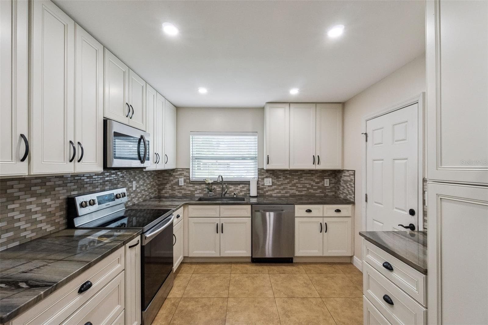 Single Family Residence at 5246 MAYAPPLE CIR, ORLANDO, photo 8 of 30