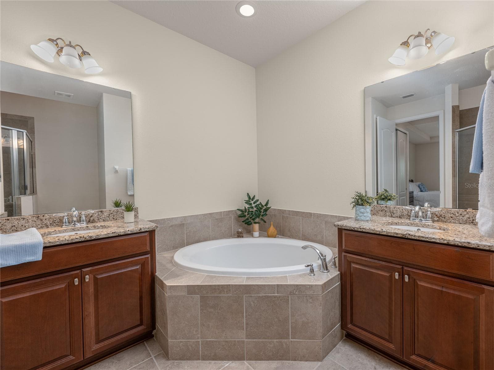 His and her vanities separated by spa-like soaking tub - 10751 BELFRY CIR, ORLANDO