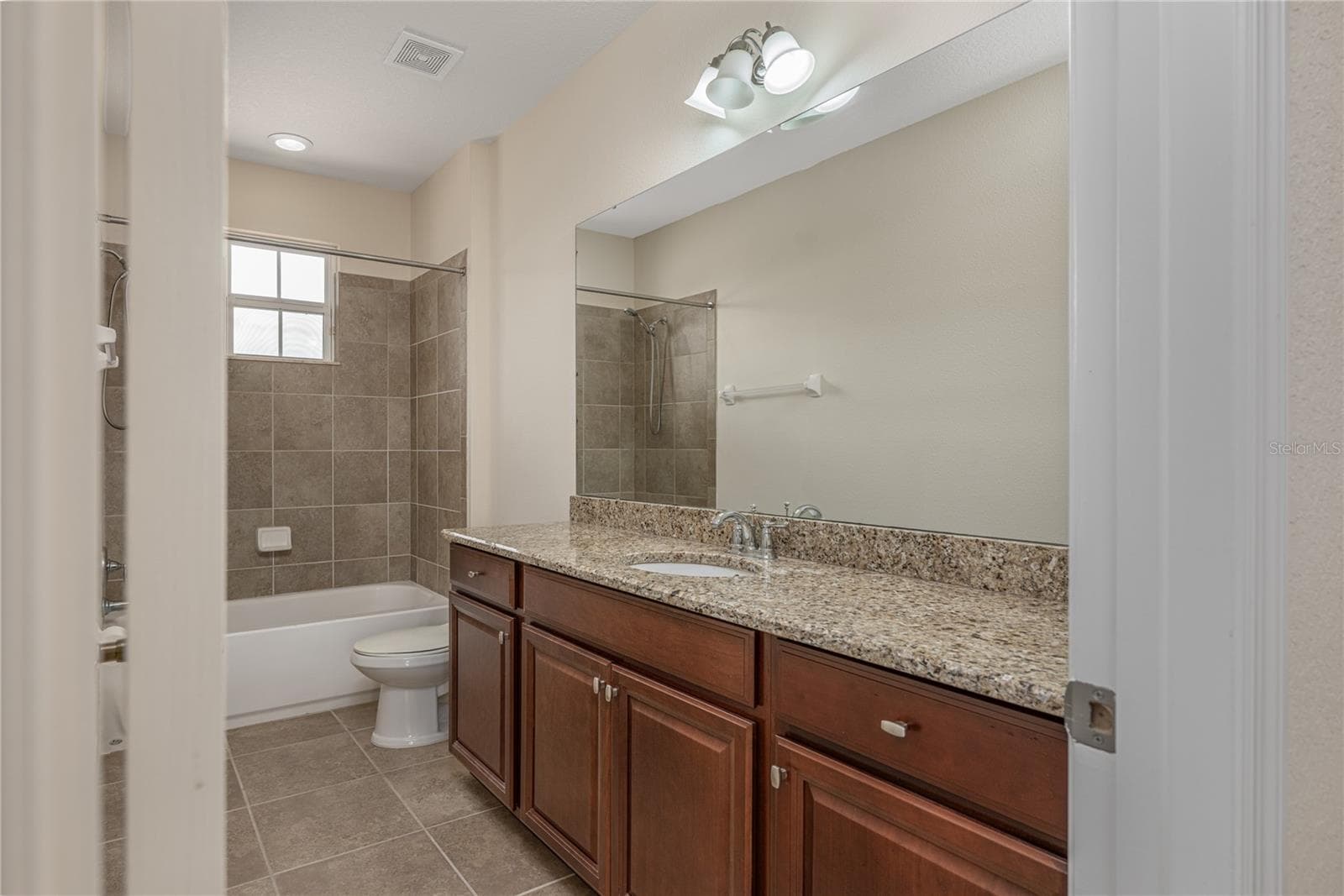 Spacious Hall bathroom - 10751 BELFRY CIR, ORLANDO