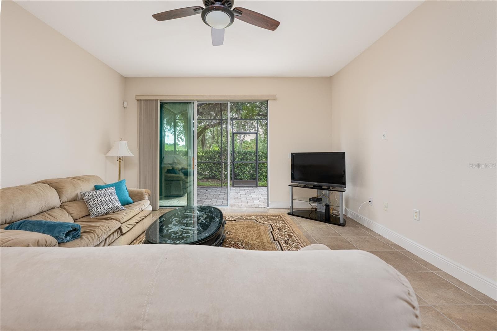 Living room facing patio - 10751 BELFRY CIR, ORLANDO