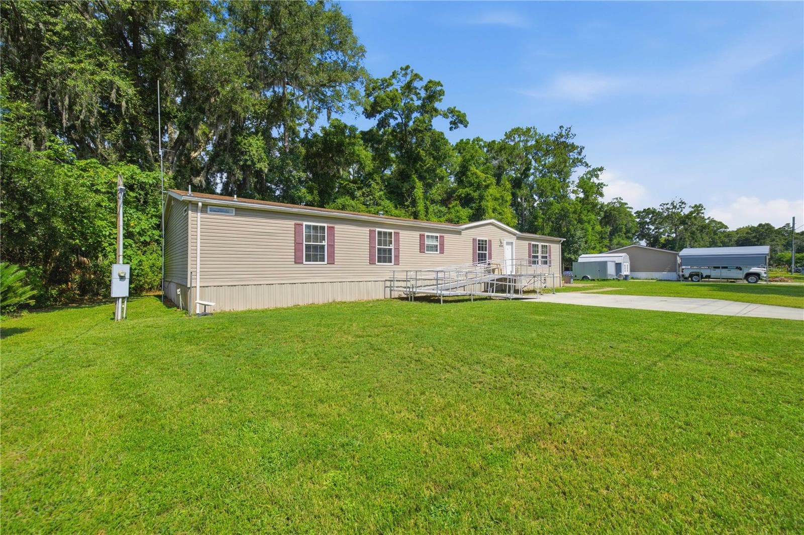 Manufactured Home at 8450 NW 15TH AVE, OCALA, photo 2 of 32