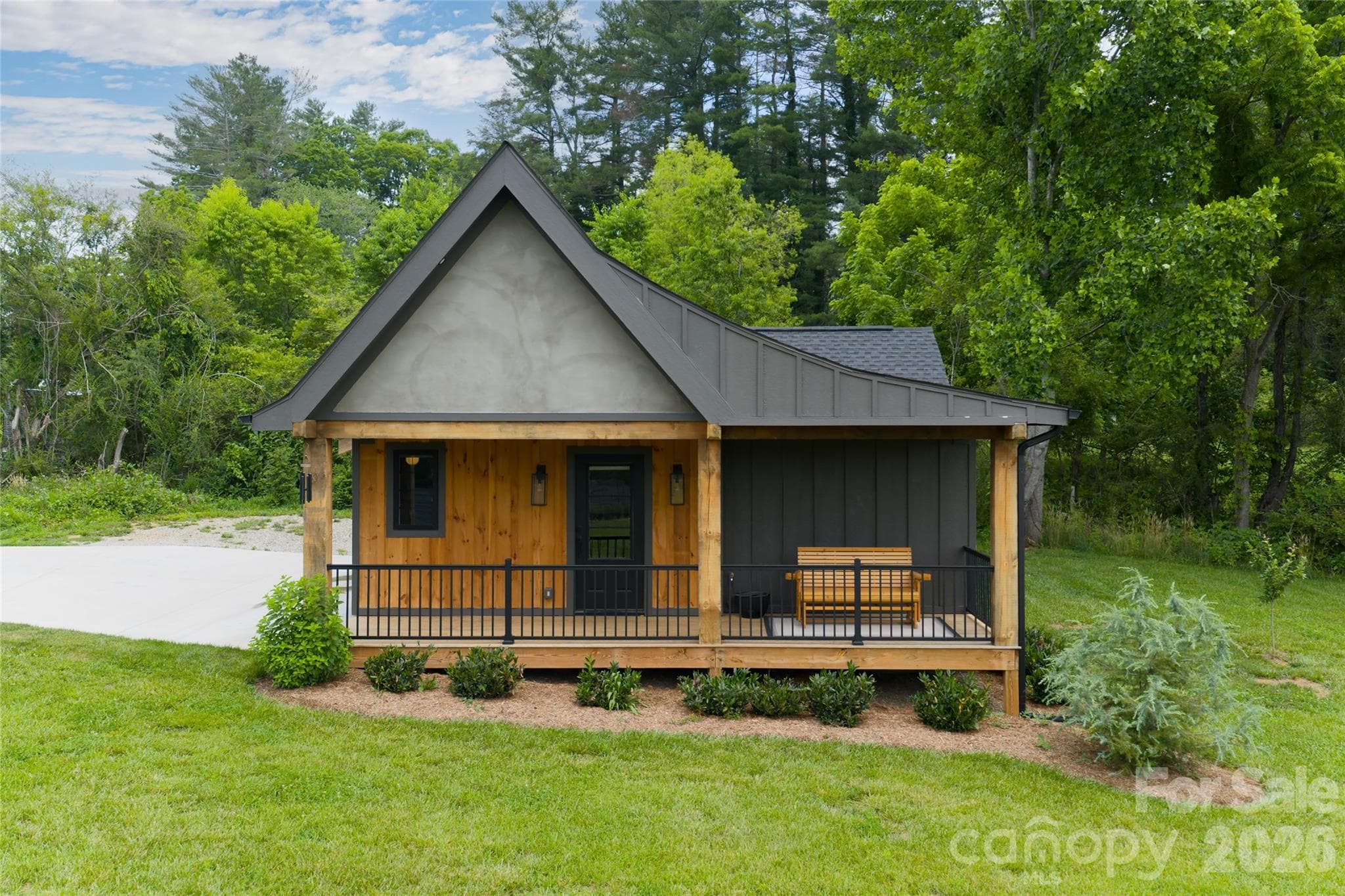 Separate Guest house provides private accommodations for visitors or extended family. - Horse Shoe