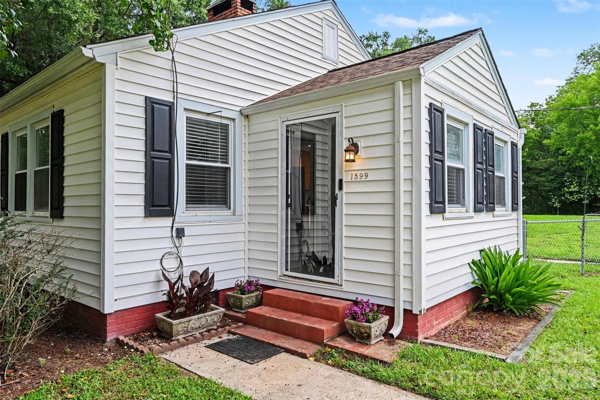 1599 Hillcrest - Lancaster