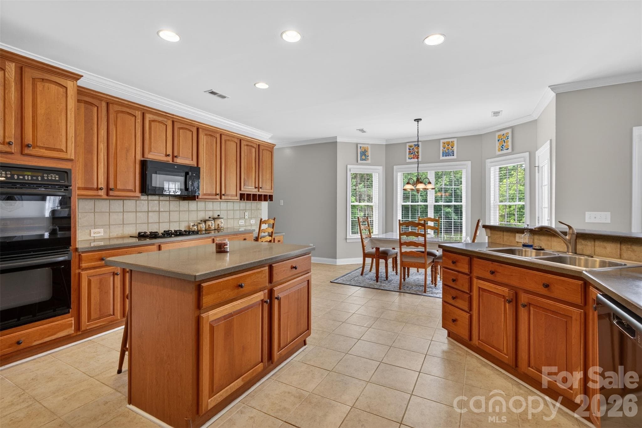 large kitchen - 1900 Crestgate Drive, Waxhaw