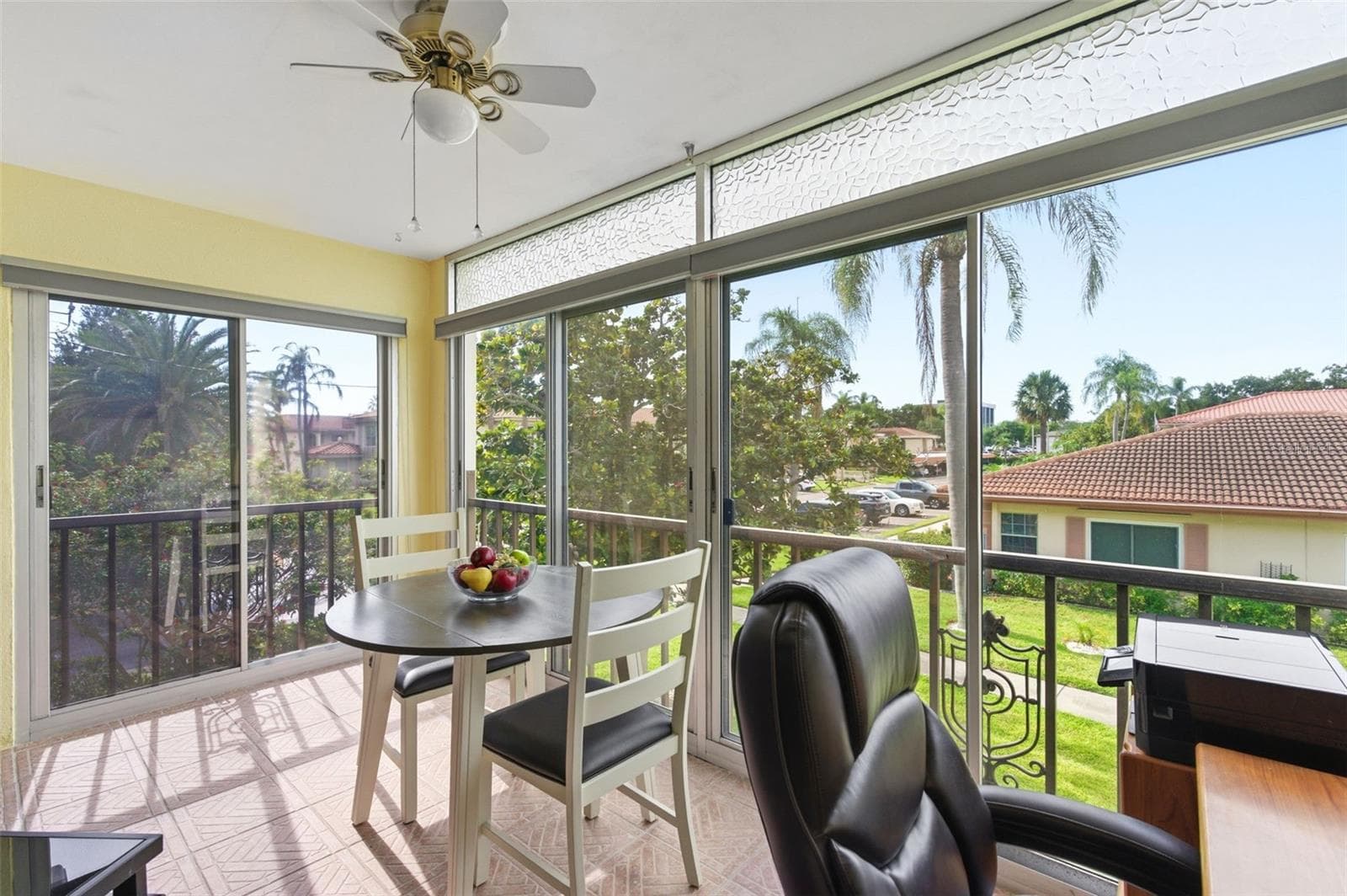 Light and bright Florida Room! - 19029 US HIGHWAY 19 N #7-12, CLEARWATER