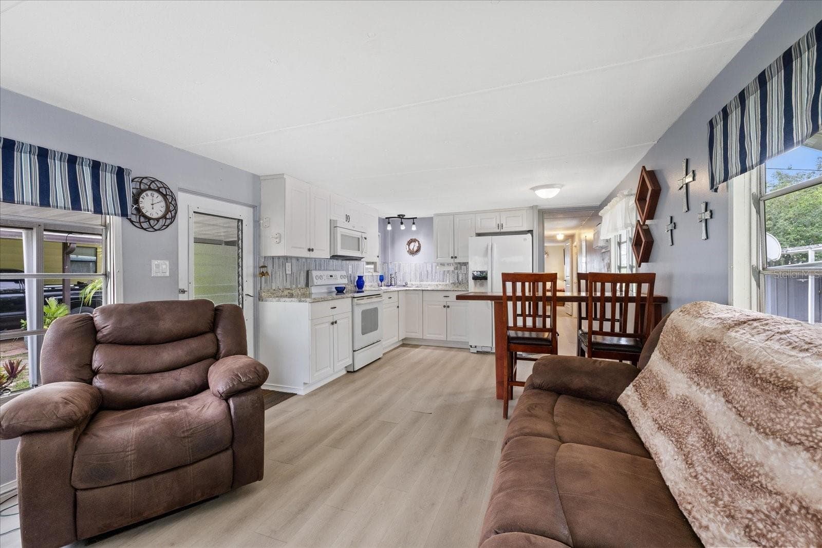 Mobile Home at 3405 FLORENCE DR, ELLENTON, photo 5 of 23