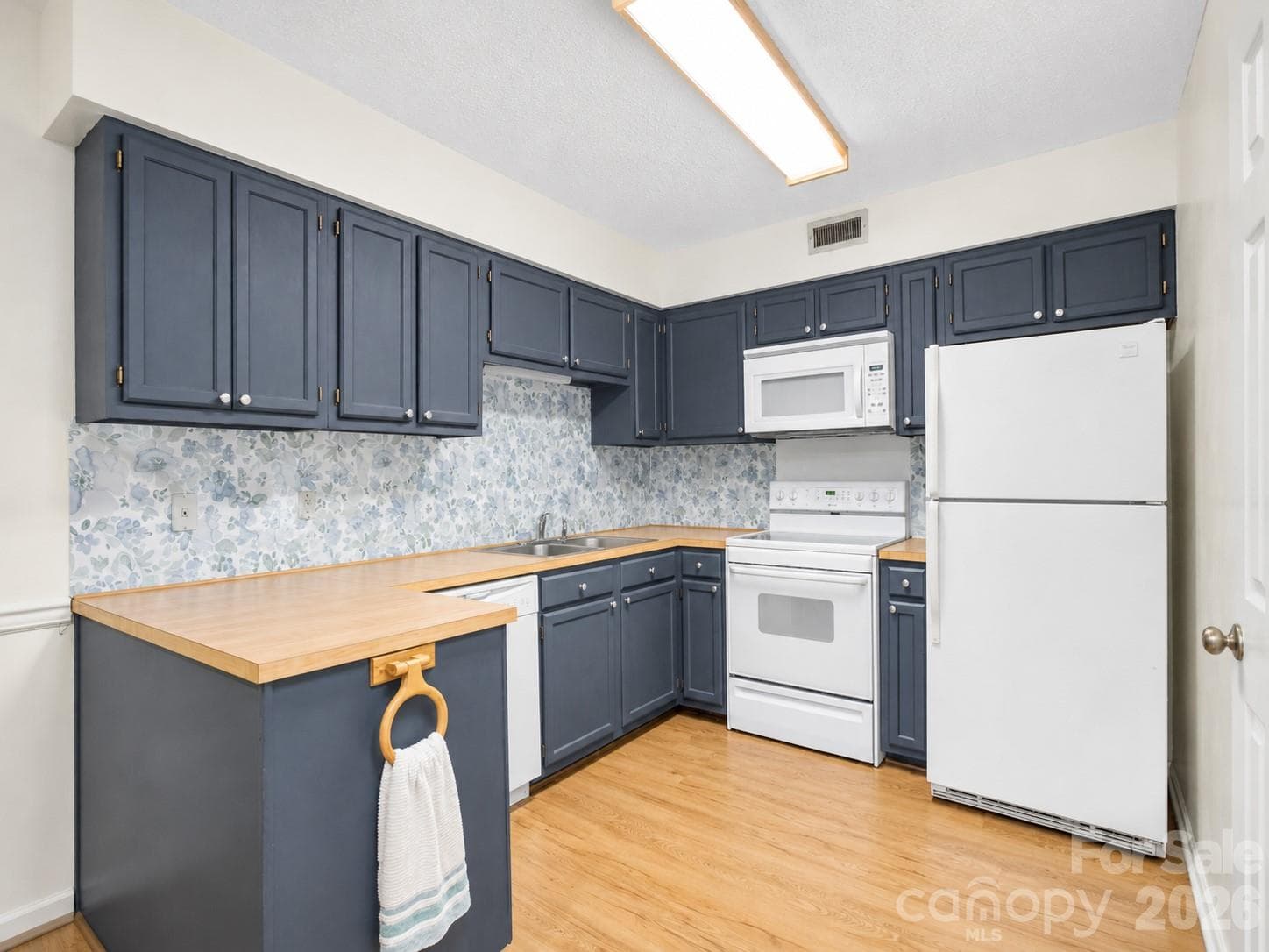 Townhouse at Hickory, photo 7 of 35