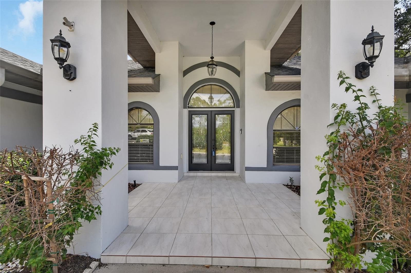 Stately Covered Front Entry. - 2465 ROYAL RD, DELAND