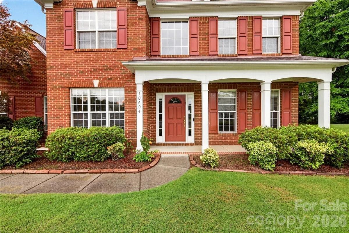 Single Family Residence at 10604 Knight Castle Drive, Charlotte, photo 2 of 46