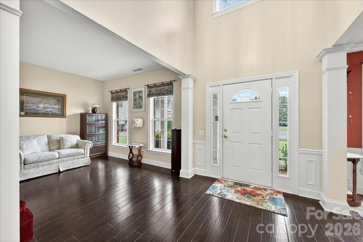 Single Family Residence at 10604 Knight Castle Drive, Charlotte, photo 4 of 46