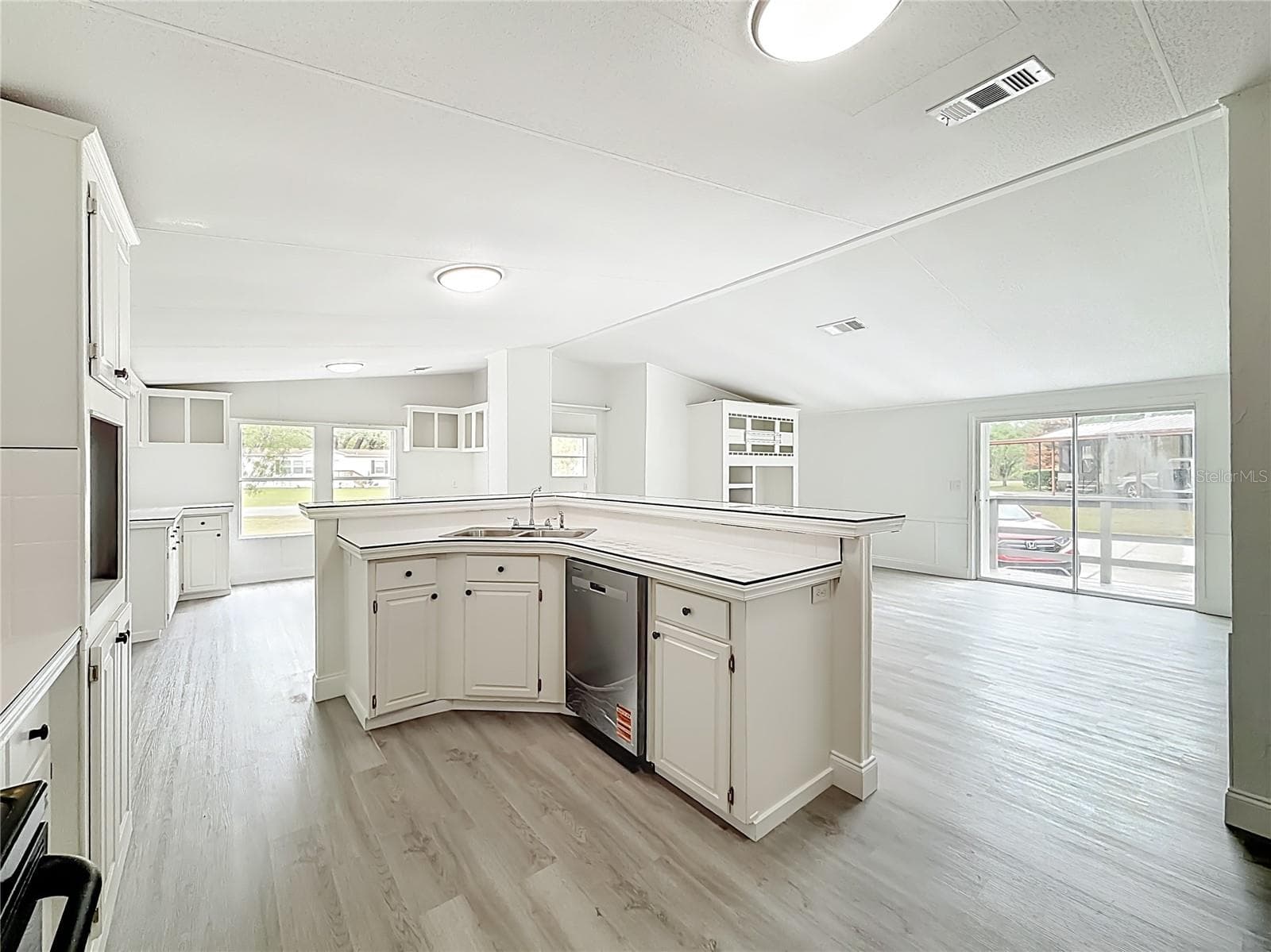Manufactured Home at 8331 COUNTY ROAD 109, LADY LAKE, photo 6 of 32