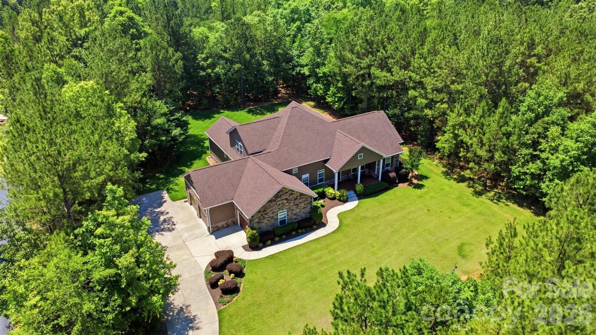 Single Family Residence at 2006 Eagle Point Estate, Lancaster, photo 2 of 48