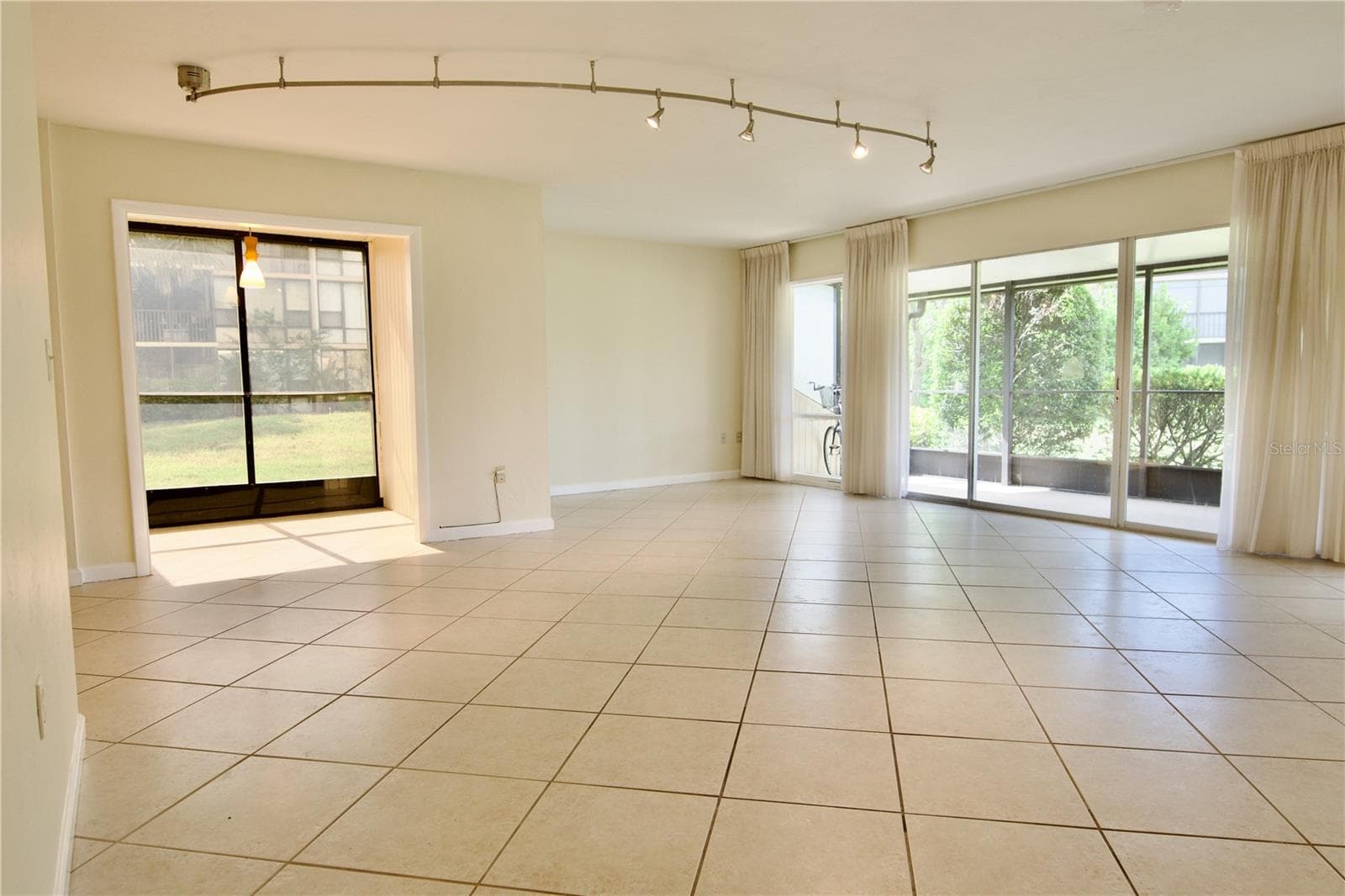 Large living area - 625 WHITE PINE TREE RD #23, VENICE