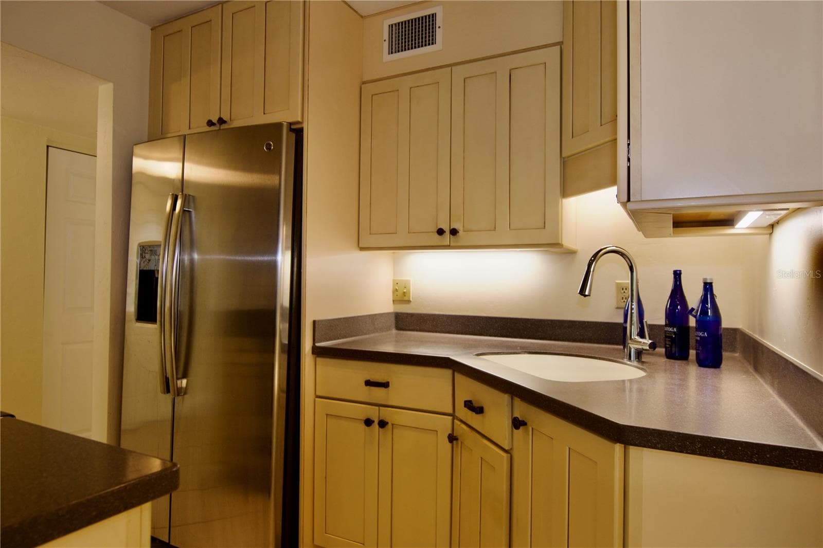 Kitchen with solid wood cabinets. - 625 WHITE PINE TREE RD #23, VENICE