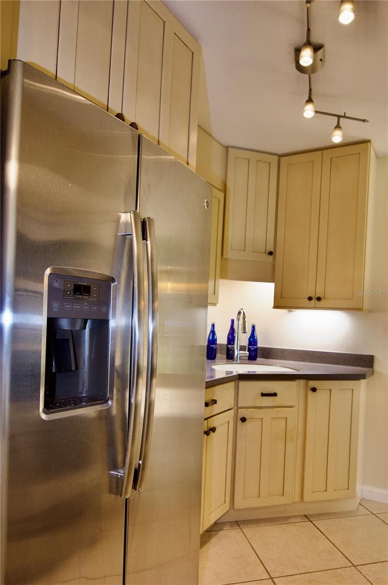 Kitchen with solid wood cabinets. - 625 WHITE PINE TREE RD #23, VENICE