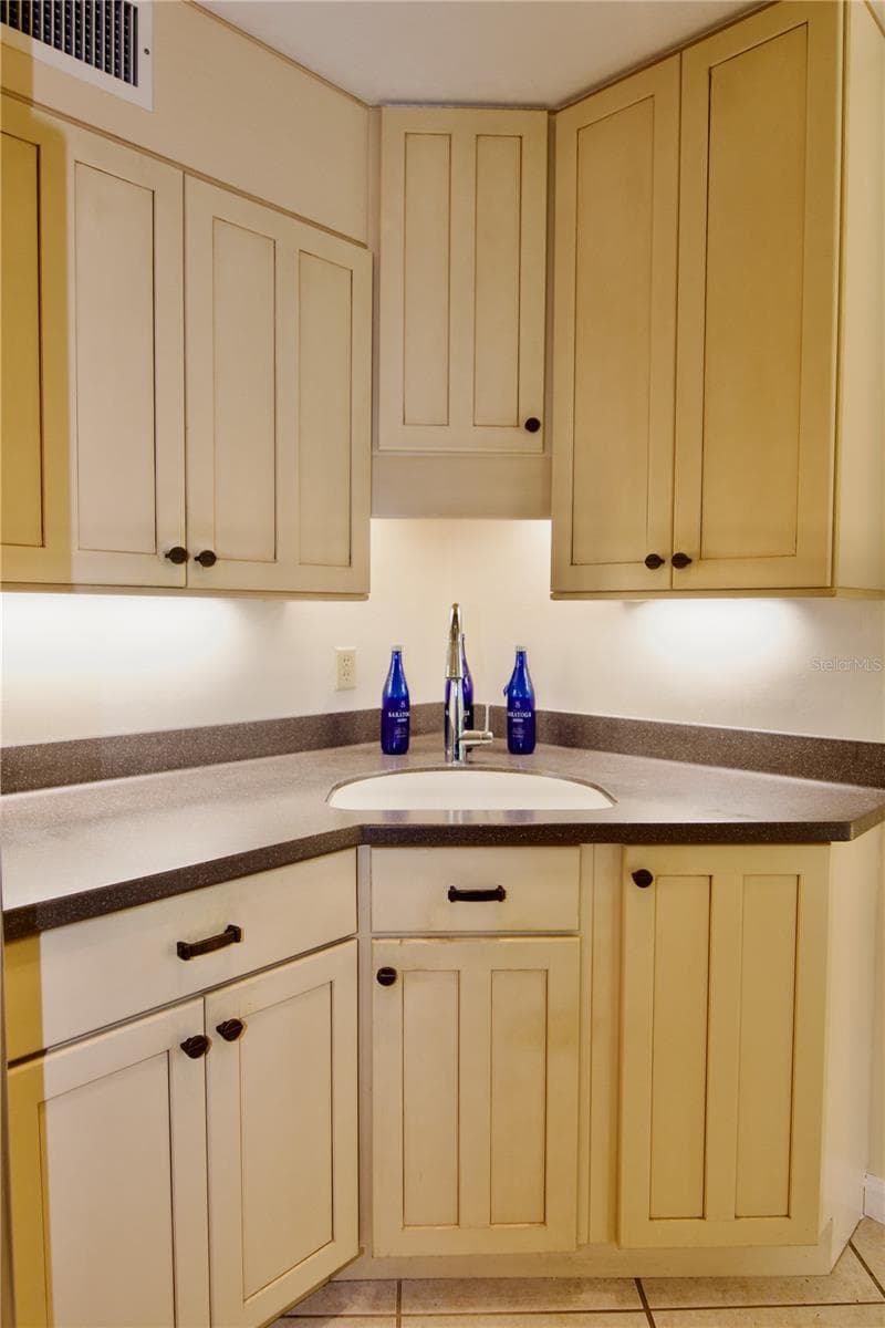 Kitchen with solid wood cabinets. - 625 WHITE PINE TREE RD #23, VENICE