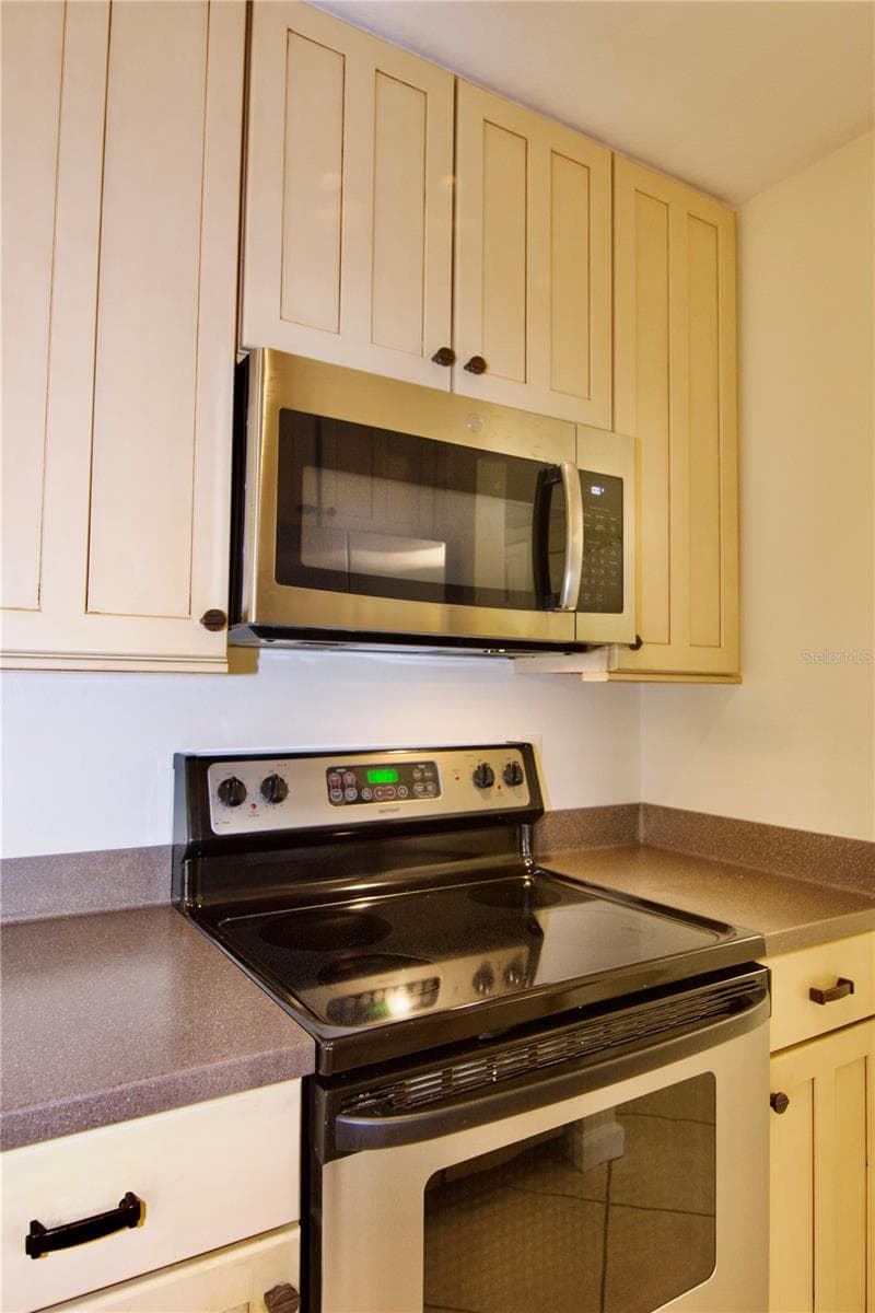 Kitchen with solid wood cabinets. - 625 WHITE PINE TREE RD #23, VENICE