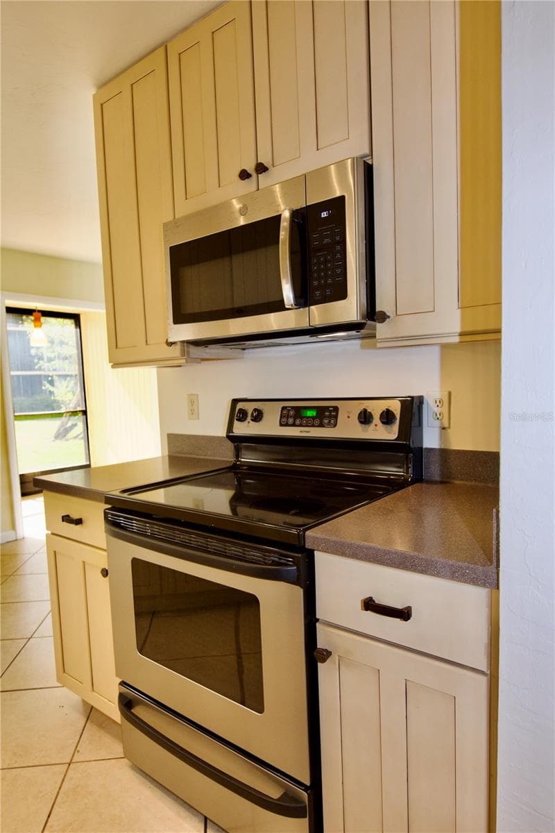 Kitchen with solid wood cabinets. - 625 WHITE PINE TREE RD #23, VENICE
