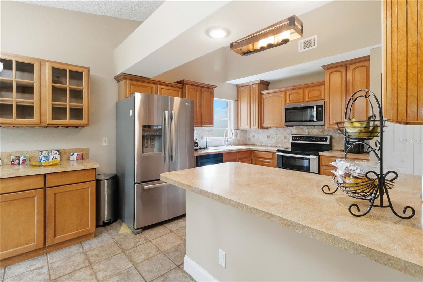 Kitchen offers 42" cabinets and breakfast bar is perfect for an afternoon snack - 1564 CYPRESS WOODS CIR, ST CLOUD