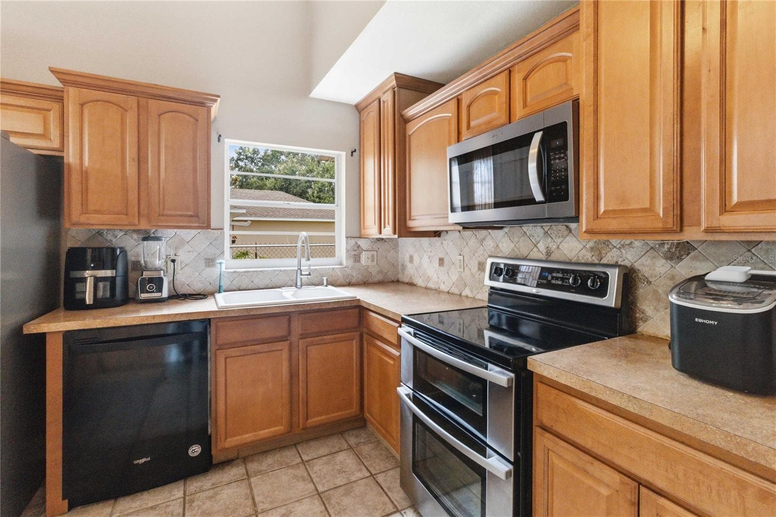 Enjoy your backyard view while washing dishes - 1564 CYPRESS WOODS CIR, ST CLOUD