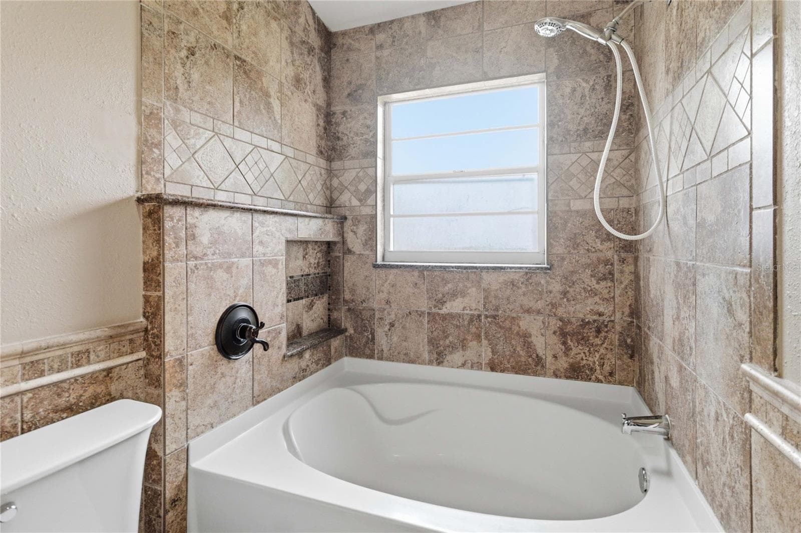 Ensuite bathroom Tub/shower combination with upgraded tile and shelves - 1564 CYPRESS WOODS CIR, ST CLOUD