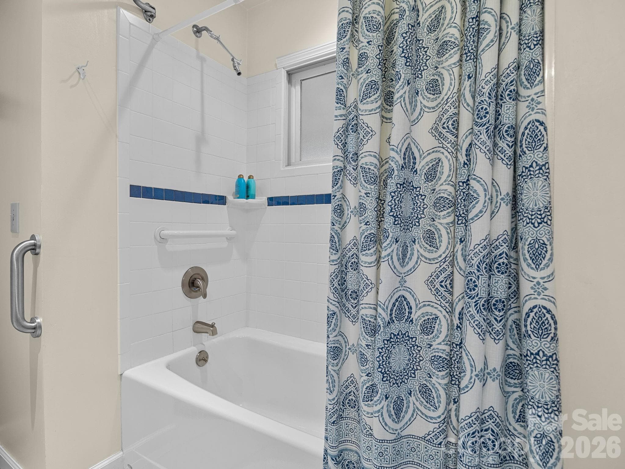 Shower/tub in primary bathroom - 160 Caledonia Road, Landrum