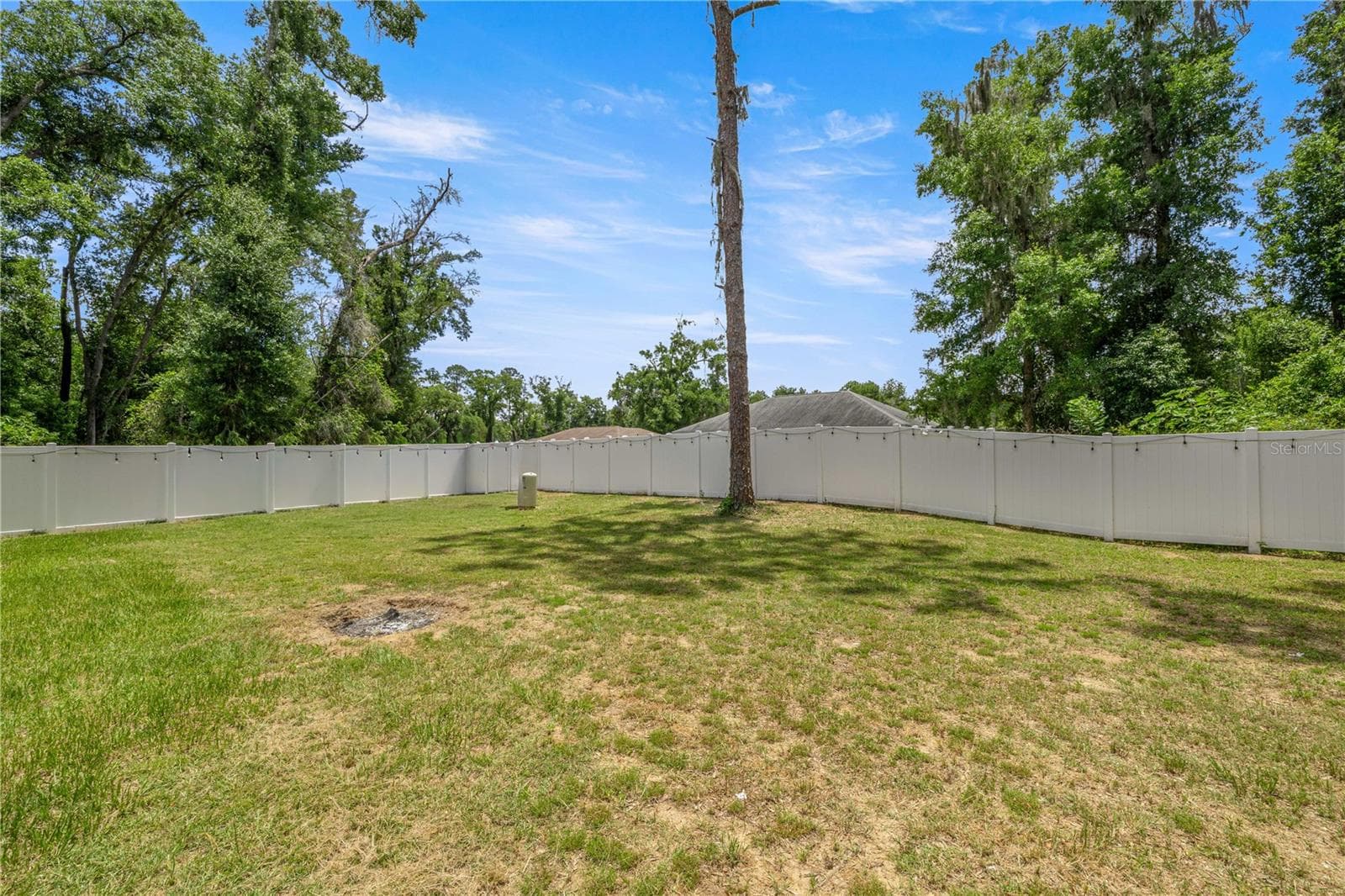 Grounds with Vinyl Privacy Fencing - 6962 SE 124TH ST, BELLEVIEW
