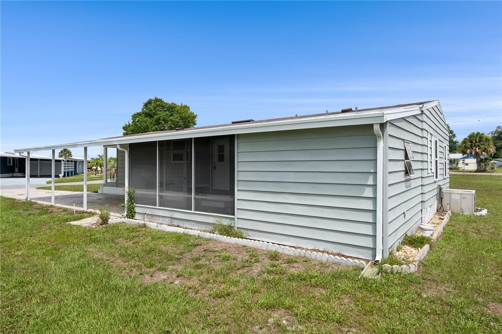 Manufactured Home at 5035 LODGEWOOD DR, LAKELAND, photo 3 of 28