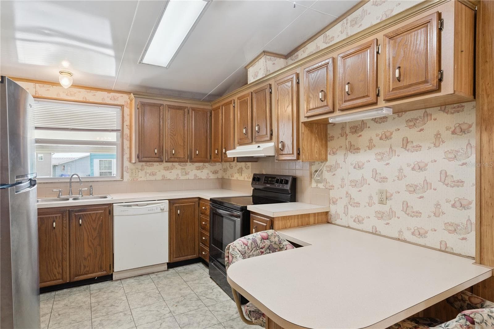 Manufactured Home at 5035 LODGEWOOD DR, LAKELAND, photo 4 of 28