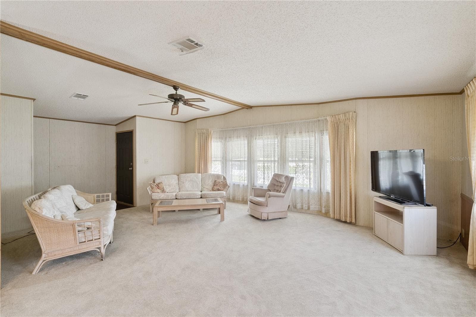 Manufactured Home at 5035 LODGEWOOD DR, LAKELAND, photo 5 of 28